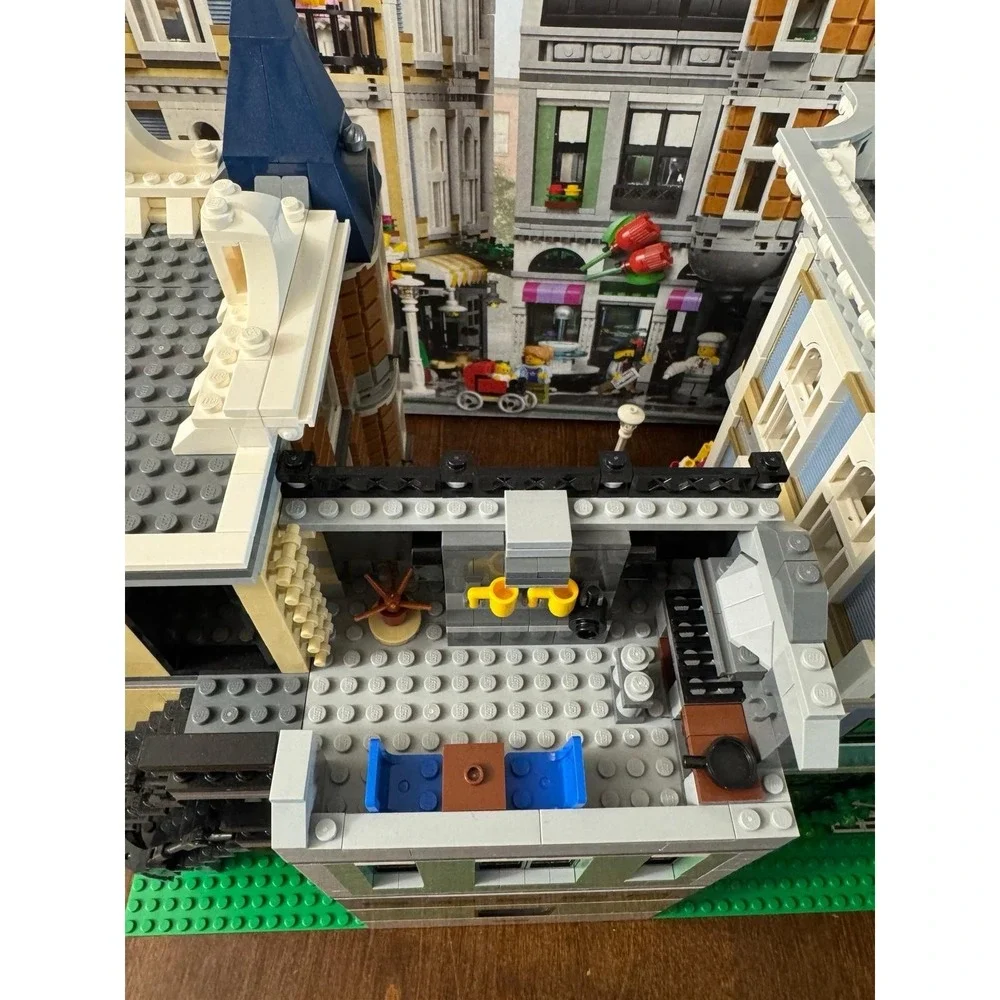LEGO 10255 Assembly Square 10th Anniversary 99% Complete w/Box No Manual Retired